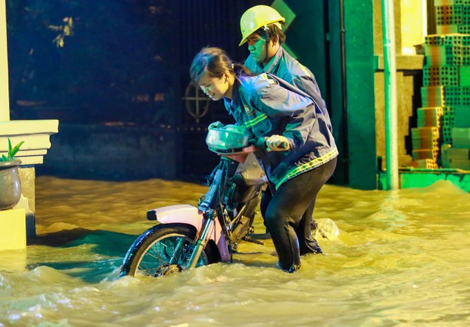 Nước dâng ngập lút bánh xe trên nhiều tuyến đường ở TP HCM