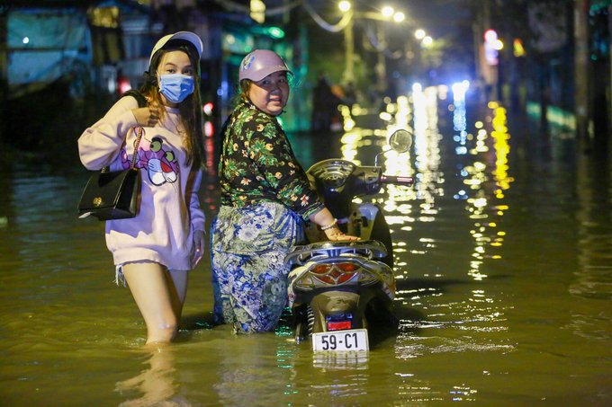 Nước dâng ngập lút bánh xe trên nhiều tuyến đường ở TP HCM