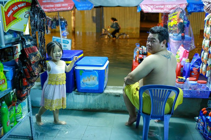 Nước dâng ngập lút bánh xe trên nhiều tuyến đường ở TP HCM