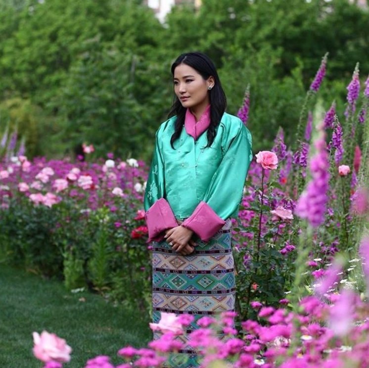 vo-vua-bhutan-hoang-hau-tre-nhat-the-gioi-va-moi-tinh-tren-dinh-hy-ma-lap-son
