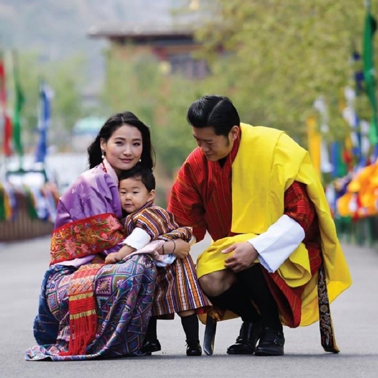 vo-vua-bhutan-hoang-hau-tre-nhat-the-gioi-va-moi-tinh-tren-dinh-hy-ma-lap-son