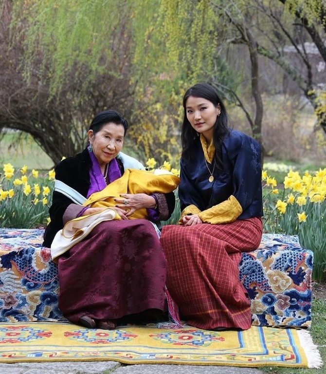 vo-vua-bhutan-hoang-hau-tre-nhat-the-gioi-va-moi-tinh-tren-dinh-hy-ma-lap-son