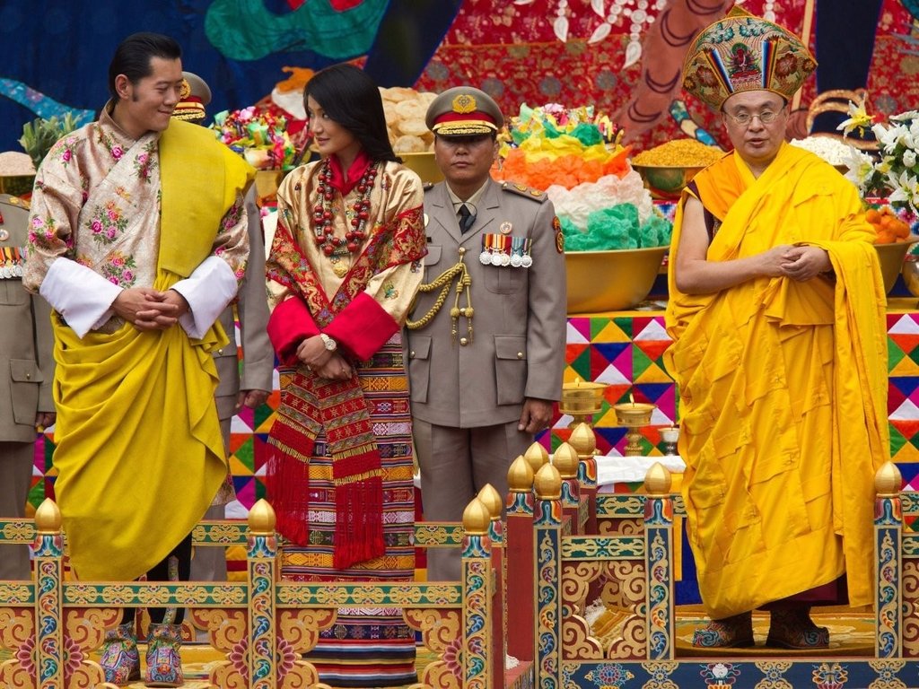 vo-vua-bhutan-hoang-hau-tre-nhat-the-gioi-va-moi-tinh-tren-dinh-hy-ma-lap-son