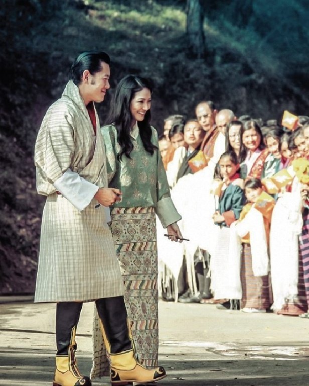 vo-vua-bhutan-hoang-hau-tre-nhat-the-gioi-va-moi-tinh-tren-dinh-hy-ma-lap-son