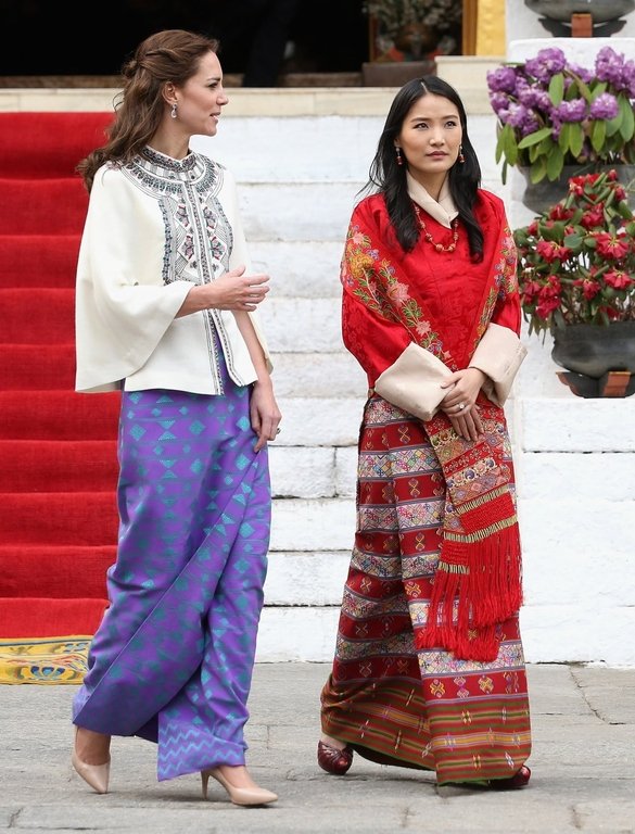 vo-vua-bhutan-hoang-hau-tre-nhat-the-gioi-va-moi-tinh-tren-dinh-hy-ma-lap-son