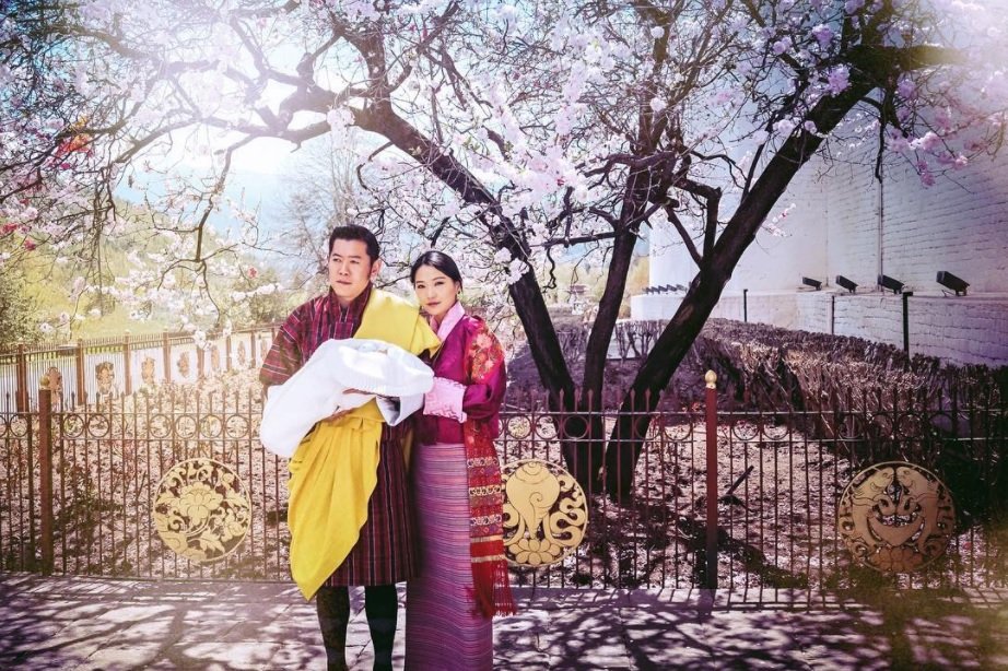vo-vua-bhutan-hoang-hau-tre-nhat-the-gioi-va-moi-tinh-tren-dinh-hy-ma-lap-son