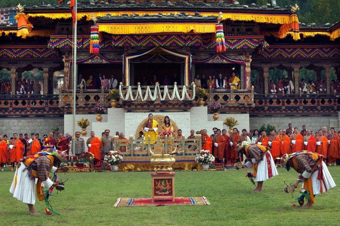 vo-vua-bhutan-hoang-hau-tre-nhat-the-gioi-va-moi-tinh-tren-dinh-hy-ma-lap-son