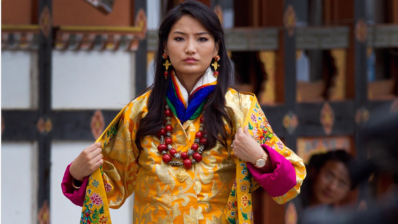 vo-vua-bhutan-hoang-hau-tre-nhat-the-gioi-va-moi-tinh-tren-dinh-hy-ma-lap-son