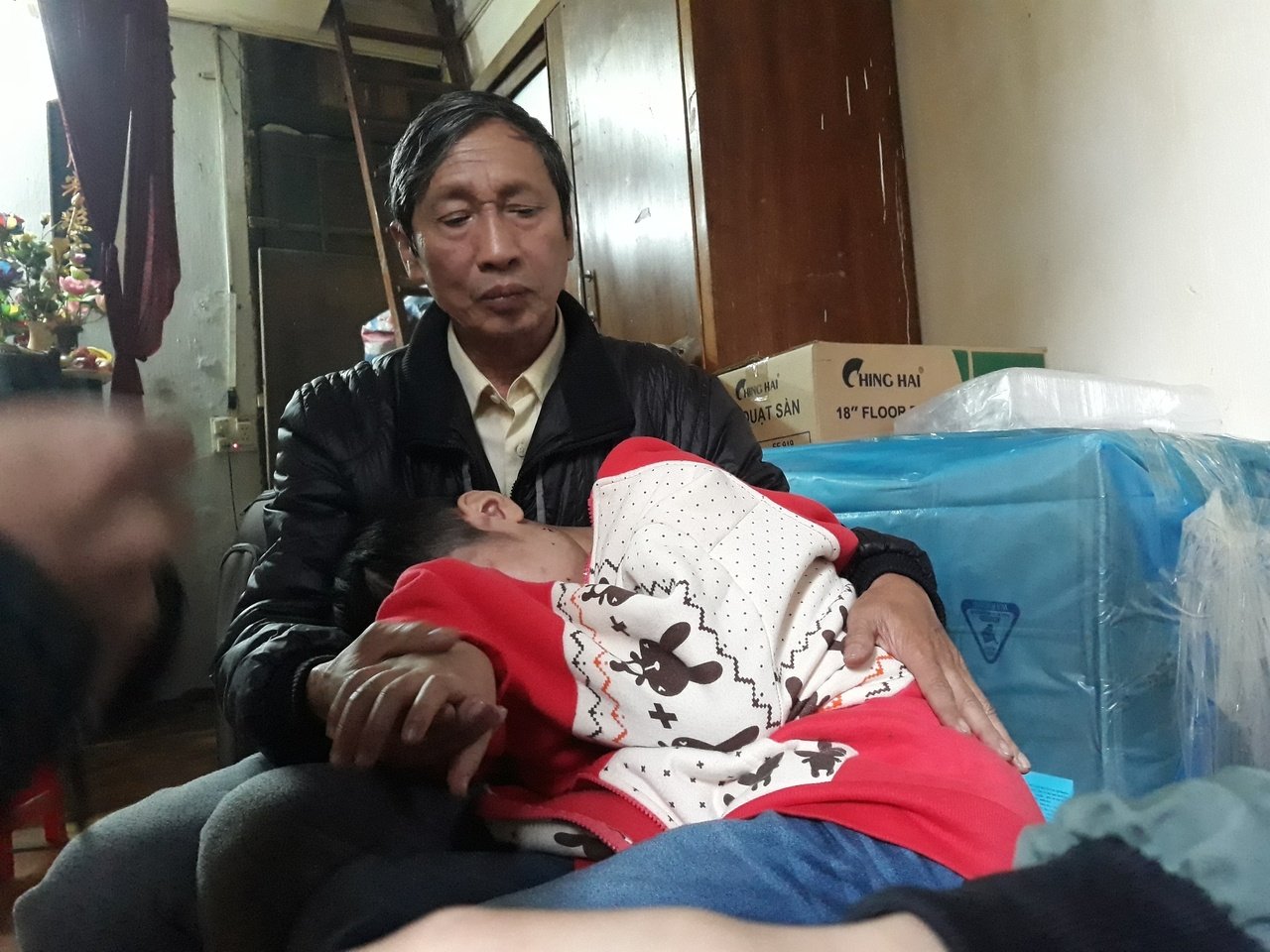 xot-xa-truoc-loi-ke-cua-be-trai-10-tuoi-bi-bo-va-me-ke-bao-hanh-suot-2-nam-khong-duoc-cap-sach-den-truong