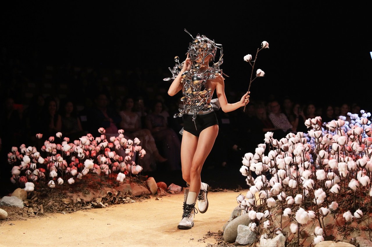 elle-fashion-show-10000-bong-hoa-tao-thanh-san-catwalk-canh-dong-hoa-conton