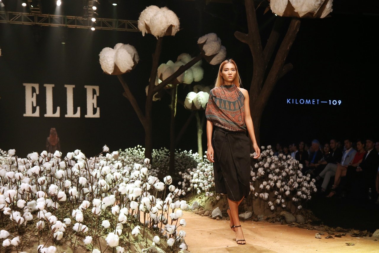 elle-fashion-show-10000-bong-hoa-tao-thanh-san-catwalk-canh-dong-hoa-conton