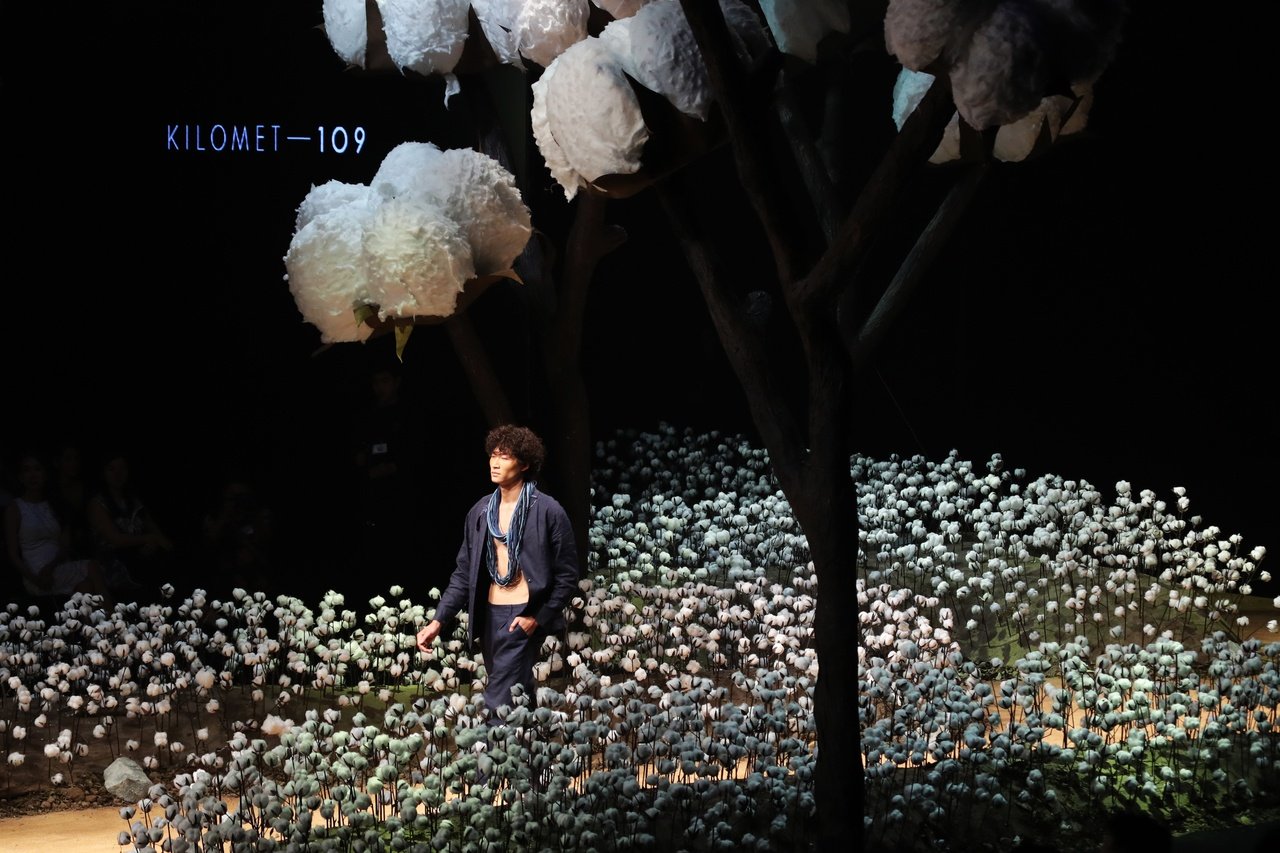 elle-fashion-show-10000-bong-hoa-tao-thanh-san-catwalk-canh-dong-hoa-conton