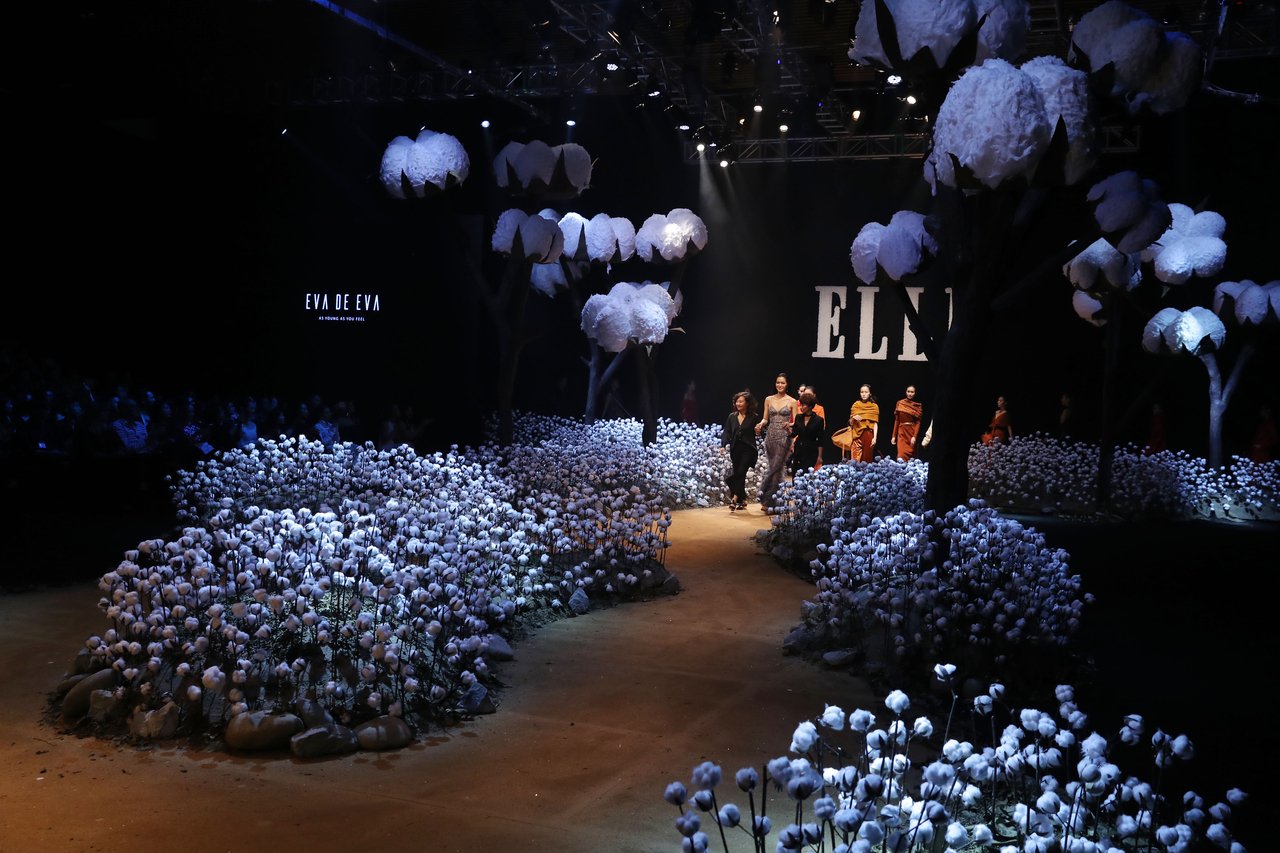 elle-fashion-show-10000-bong-hoa-tao-thanh-san-catwalk-canh-dong-hoa-conton