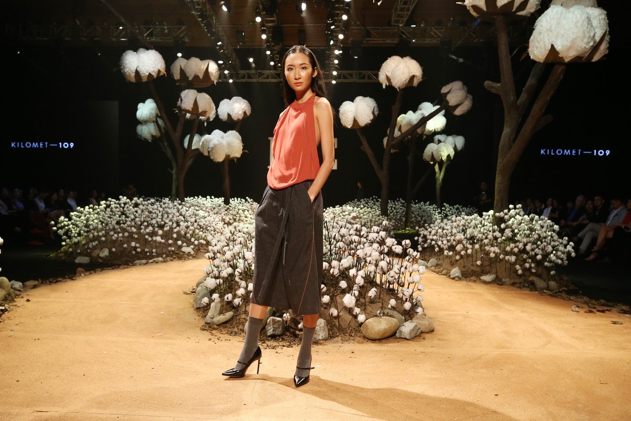 elle-fashion-show-10000-bong-hoa-tao-thanh-san-catwalk-canh-dong-hoa-conton