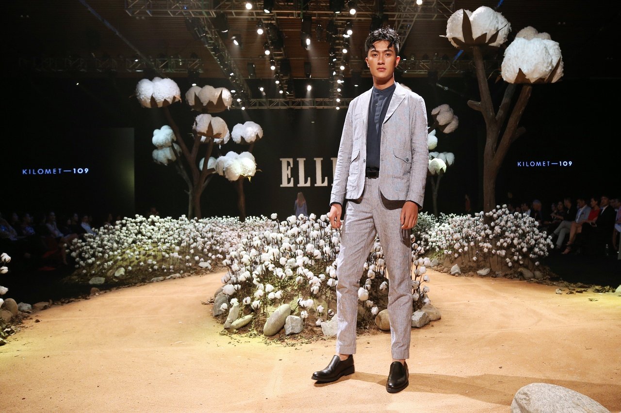 elle-fashion-show-10000-bong-hoa-tao-thanh-san-catwalk-canh-dong-hoa-conton