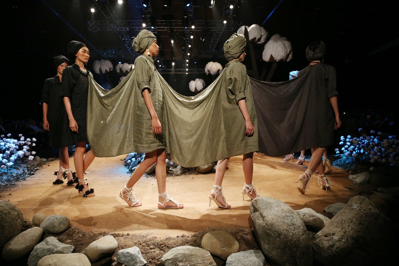 elle-fashion-show-10000-bong-hoa-tao-thanh-san-catwalk-canh-dong-hoa-conton