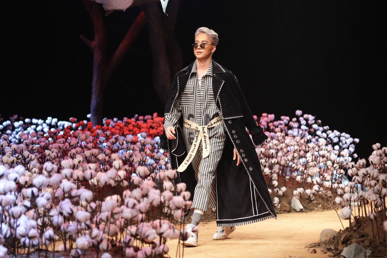 elle-fashion-show-10000-bong-hoa-tao-thanh-san-catwalk-canh-dong-hoa-conton