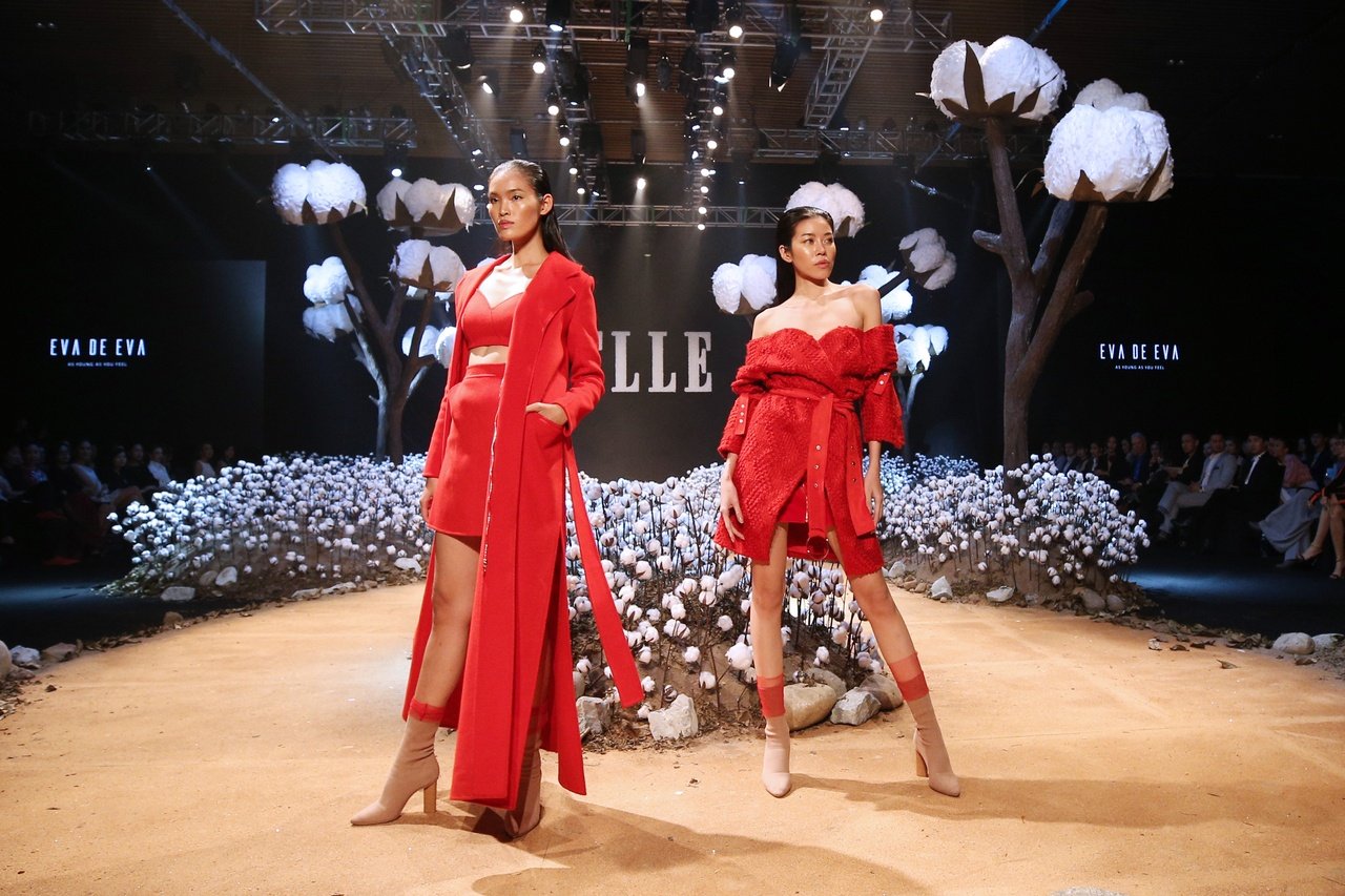 elle-fashion-show-10000-bong-hoa-tao-thanh-san-catwalk-canh-dong-hoa-conton