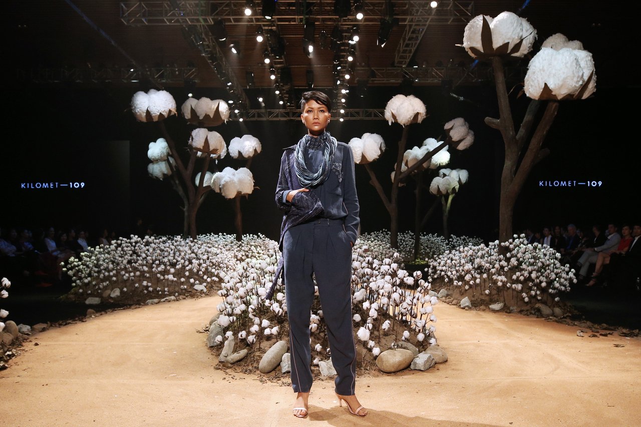 elle-fashion-show-10000-bong-hoa-tao-thanh-san-catwalk-canh-dong-hoa-conton