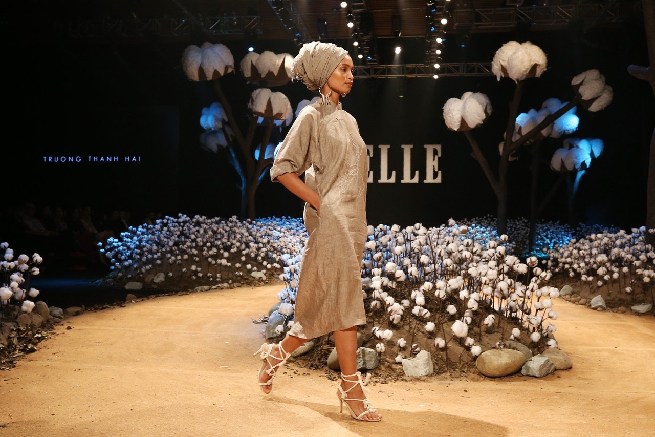 elle-fashion-show-10000-bong-hoa-tao-thanh-san-catwalk-canh-dong-hoa-conton