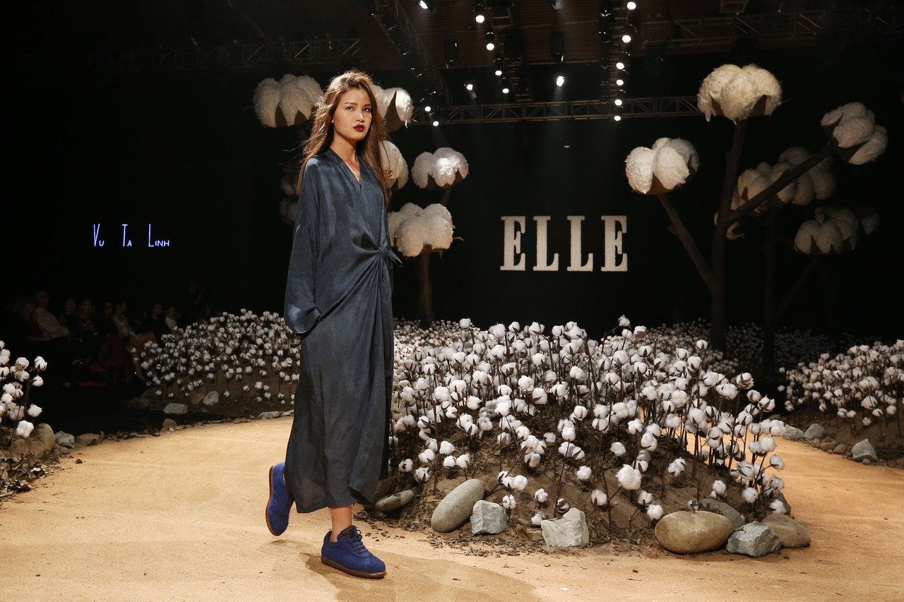 elle-fashion-show-10000-bong-hoa-tao-thanh-san-catwalk-canh-dong-hoa-conton