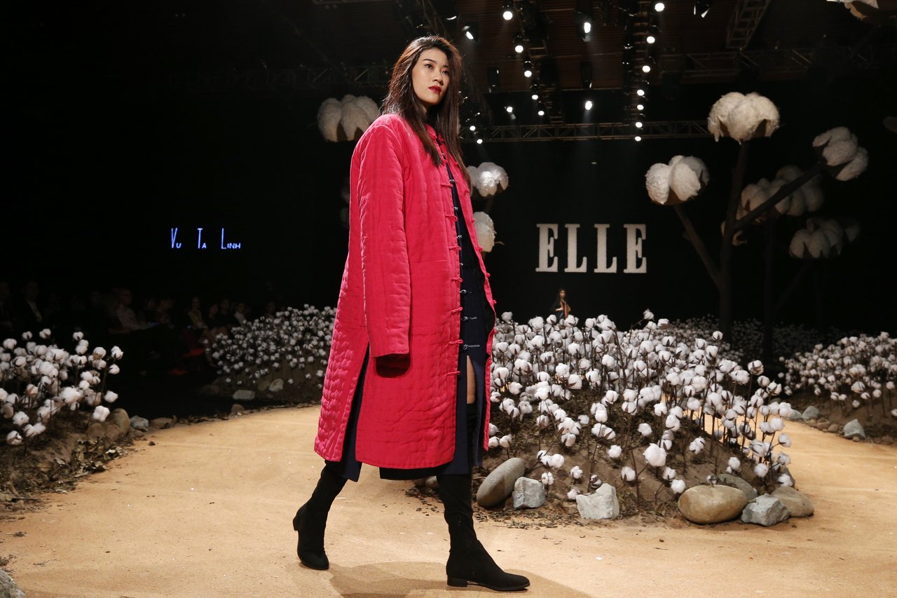 elle-fashion-show-10000-bong-hoa-tao-thanh-san-catwalk-canh-dong-hoa-conton