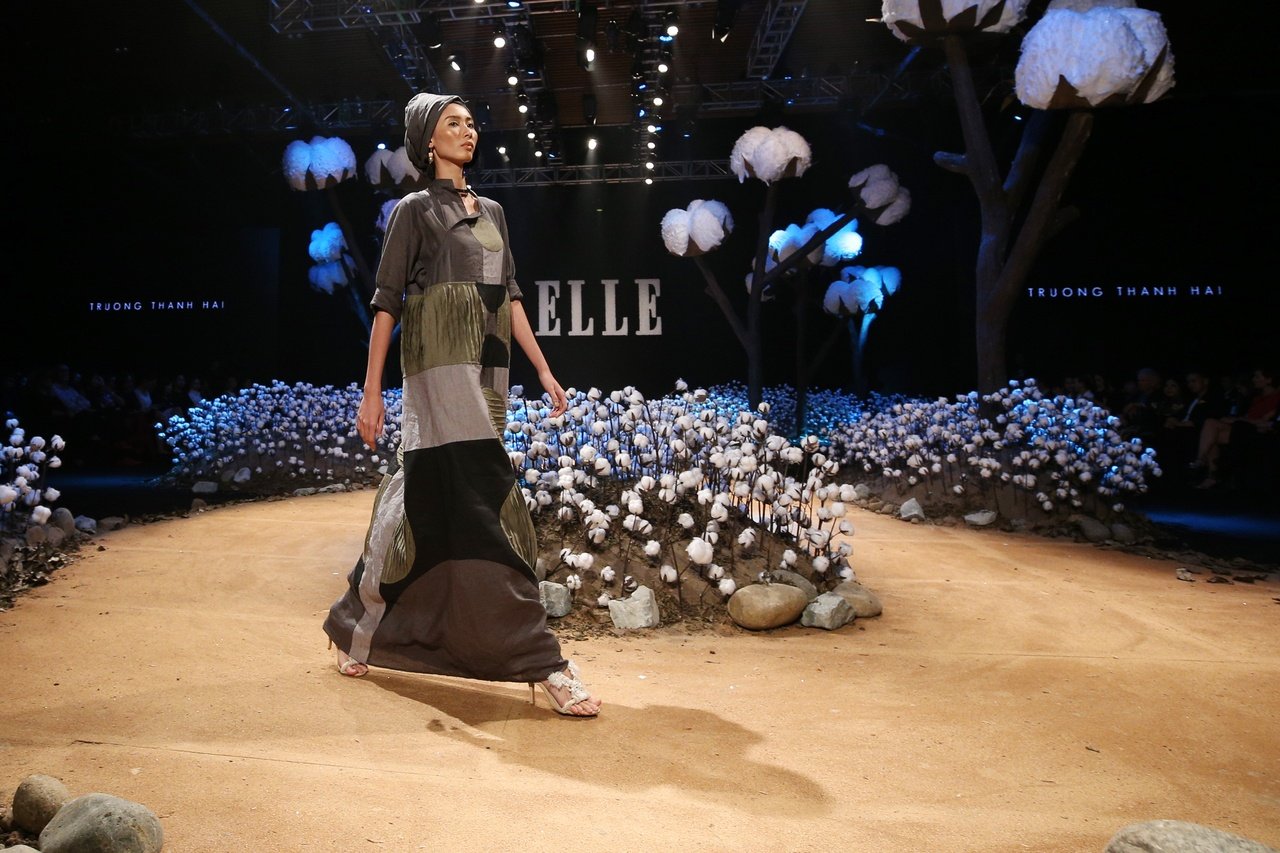 elle-fashion-show-10000-bong-hoa-tao-thanh-san-catwalk-canh-dong-hoa-conton