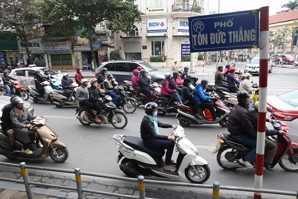 ha-noi-can-canh-thi-diem-lap-barie-tren-via-he-ngan-dong-xe-may