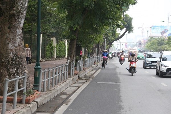 ha-noi-can-canh-thi-diem-lap-barie-tren-via-he-ngan-dong-xe-may