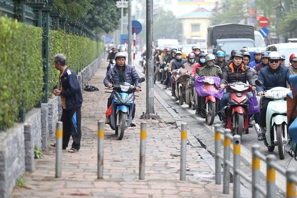 ha-noi-can-canh-thi-diem-lap-barie-tren-via-he-ngan-dong-xe-may