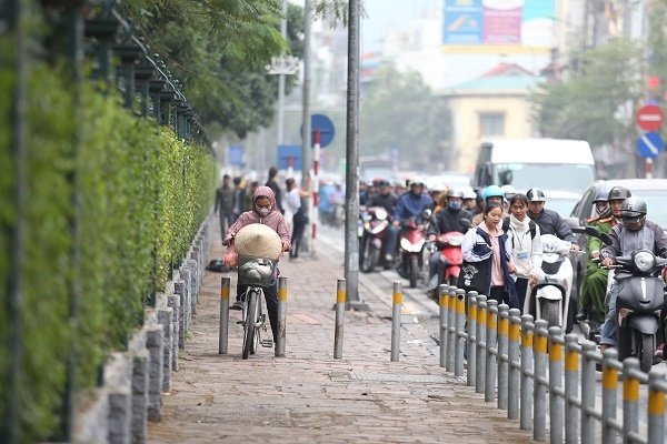 ha-noi-can-canh-thi-diem-lap-barie-tren-via-he-ngan-dong-xe-may