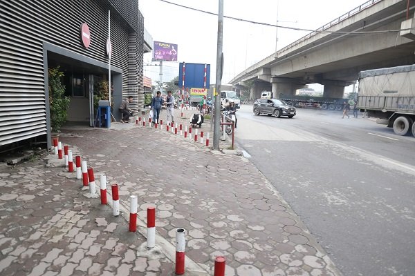ha-noi-can-canh-thi-diem-lap-barie-tren-via-he-ngan-dong-xe-may