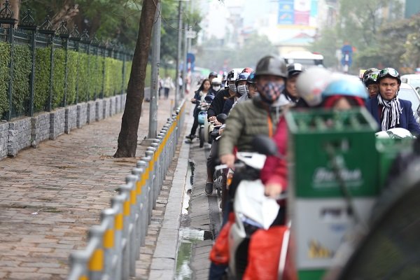 ha-noi-can-canh-thi-diem-lap-barie-tren-via-he-ngan-dong-xe-may