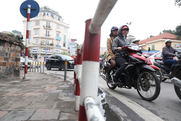ha-noi-can-canh-thi-diem-lap-barie-tren-via-he-ngan-dong-xe-may