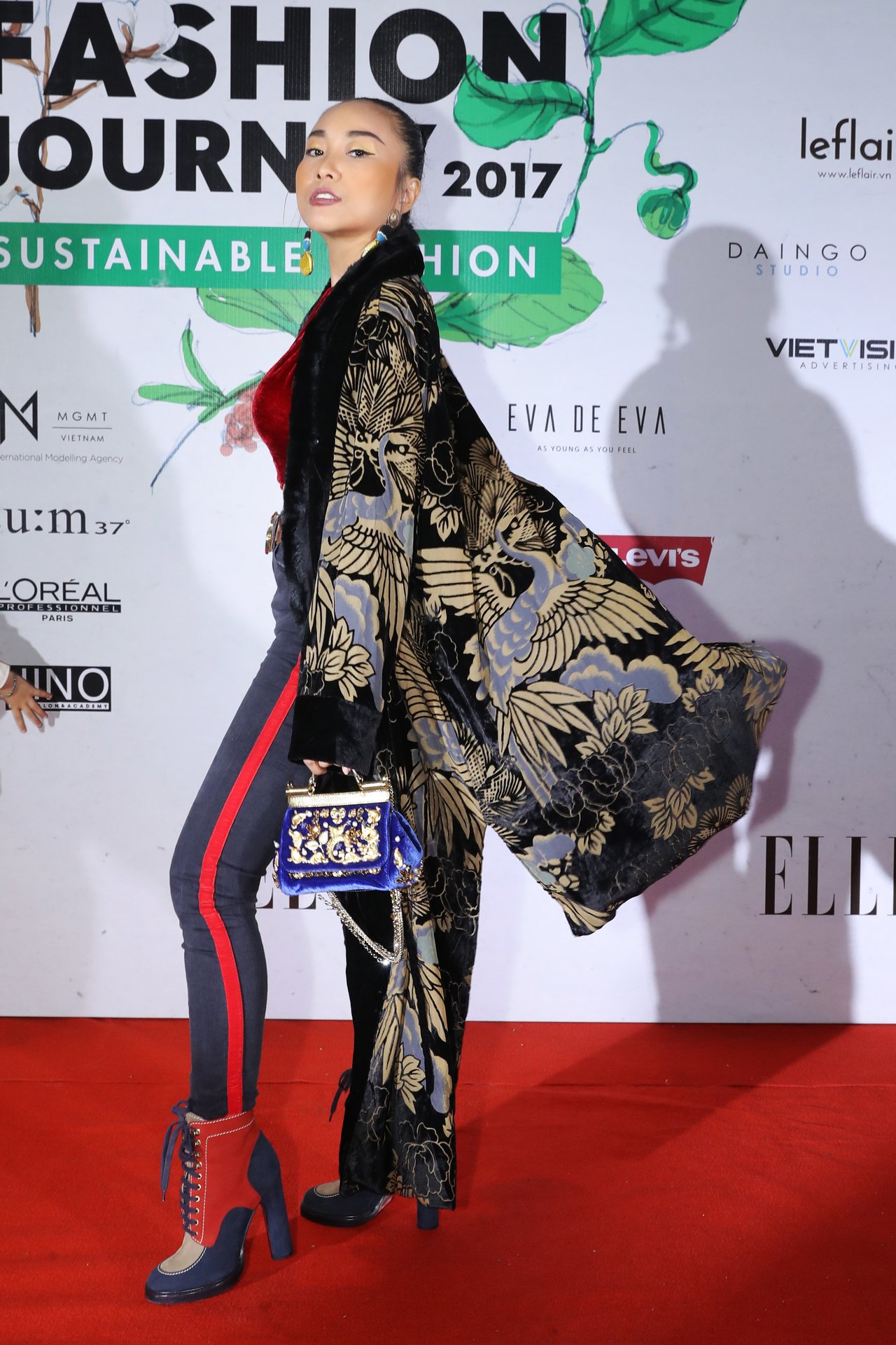pham-huong-xo-khuyen-pha-cach-diva-hong-nhung-mac-xau-tren-tham-do-elle-fashion-show