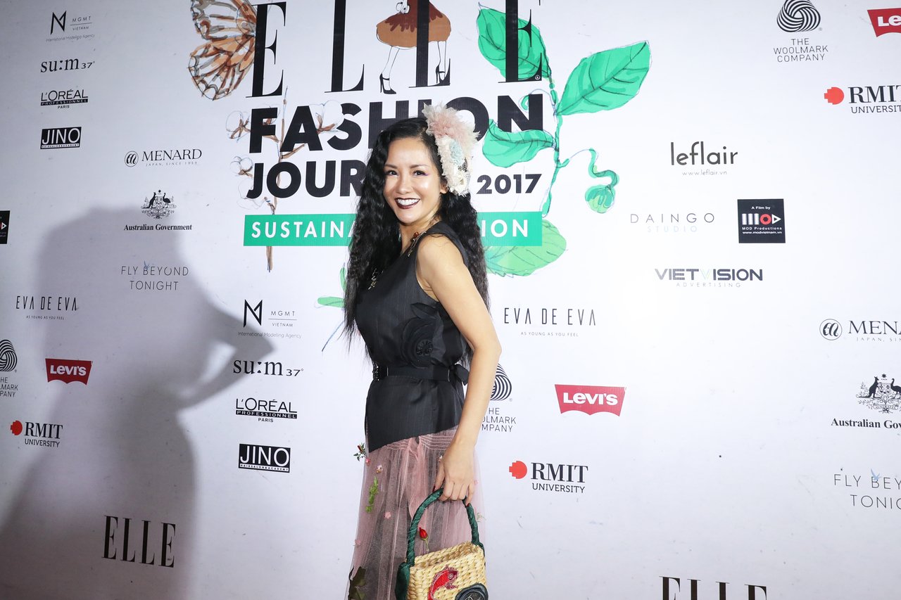 pham-huong-xo-khuyen-pha-cach-diva-hong-nhung-mac-xau-tren-tham-do-elle-fashion-show