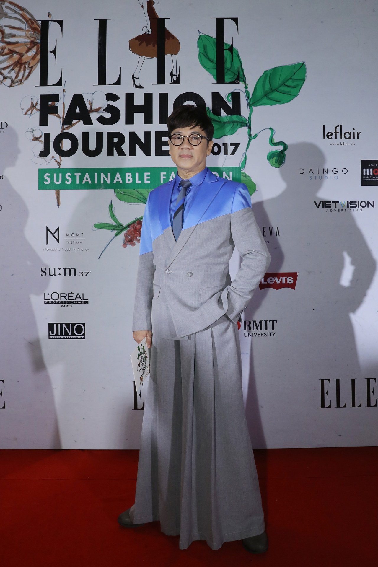 pham-huong-xo-khuyen-pha-cach-diva-hong-nhung-mac-xau-tren-tham-do-elle-fashion-show
