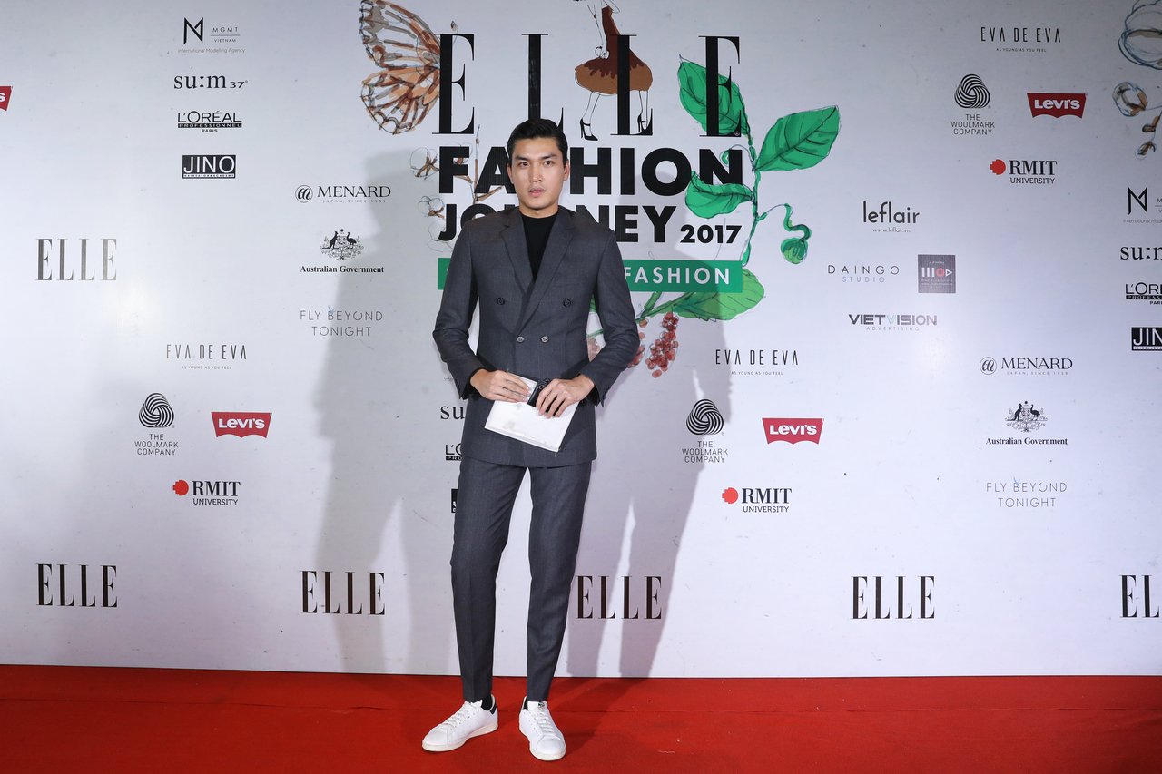pham-huong-xo-khuyen-pha-cach-diva-hong-nhung-mac-xau-tren-tham-do-elle-fashion-show