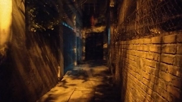 vu-be-trai-10-tuoi-bi-bo-de-va-me-ke-bao-hanh-song-cung-nha-nhung-doc-bao-moi-biet-chuyen