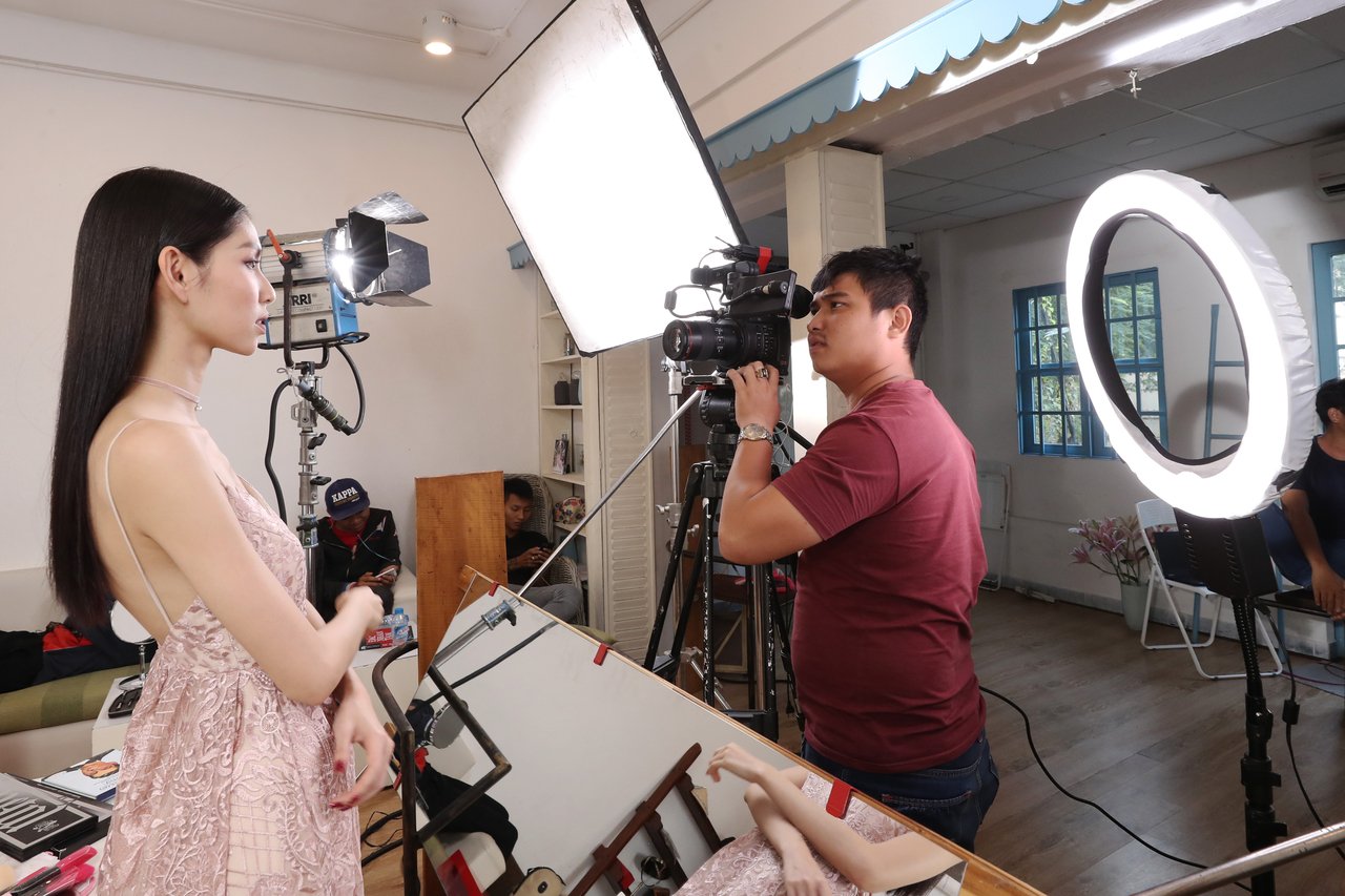 thuy-duong-next-top-bat-ngo-lam-host-trong-series-lam-dep-sang-khong-kho