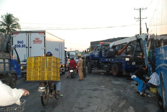 Xe giường nằm tông đuôi xe tải, 1 người tử vong, 12 người bị thương