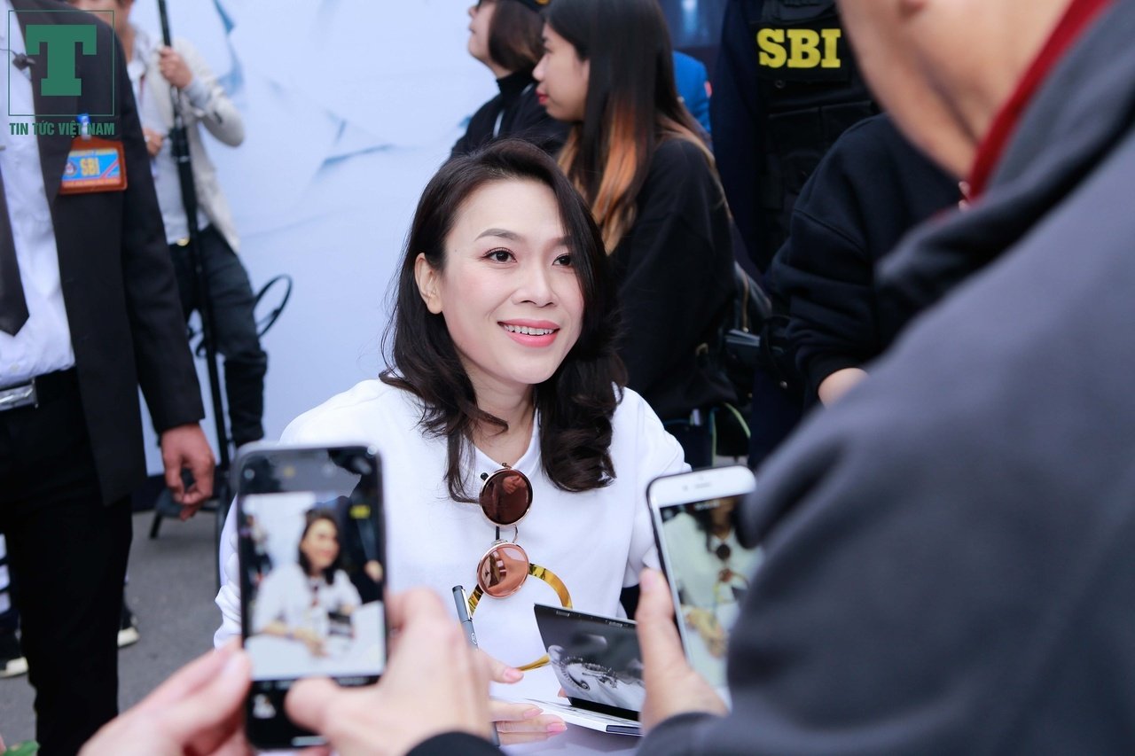 hang-nghin-nguoi-ham-mo-doi-mua-xin-chu-ky-ca-sy-my-tam