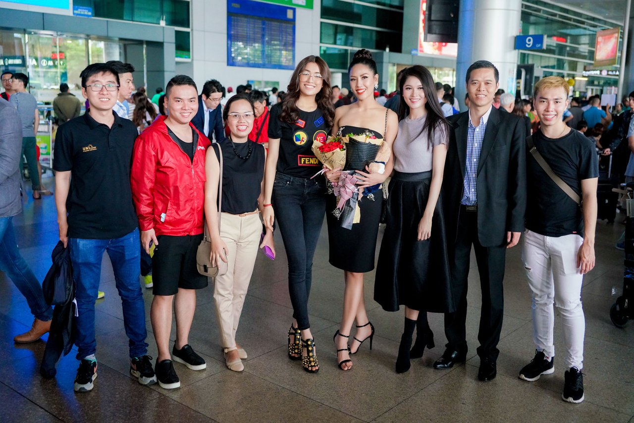 le-hang-thuy-dung-don-nguyen-thi-loan-ve-nuoc-sau-cuoc-thi-miss-universe-2017