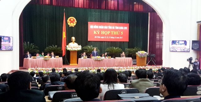 Hội trường cười ồ khi đại biểu chất vấn làm đường dành cho trâu bò