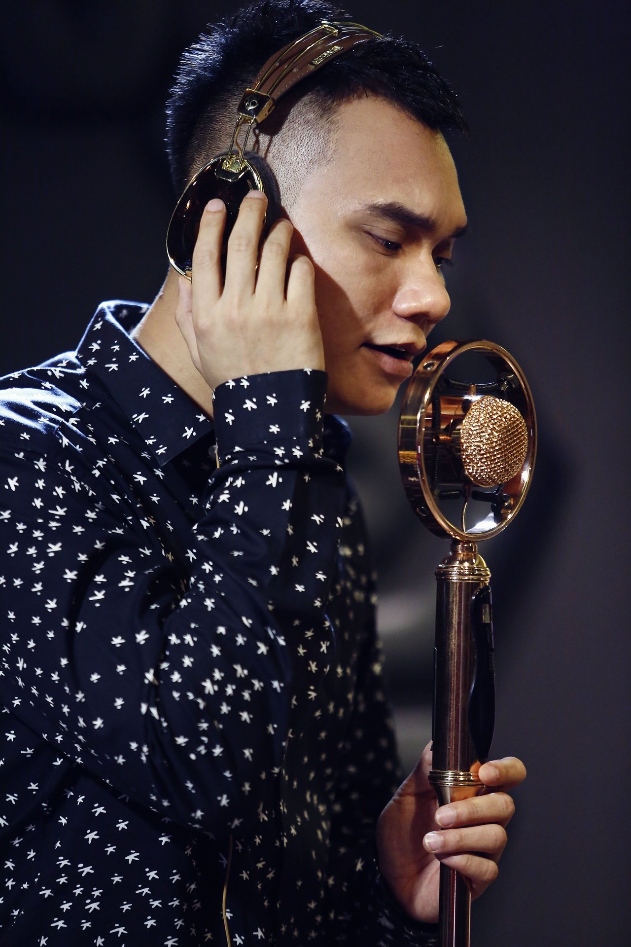 dao-dien-vu-ngoc-dang-ca-khuc-moi-cua-khac-viet-khien-toi-xem-khoc-nhieu-lan