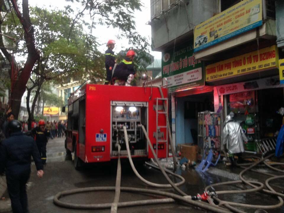 ha-noi-2-ngoi-nha-5-tang-boc-chay-du-doi