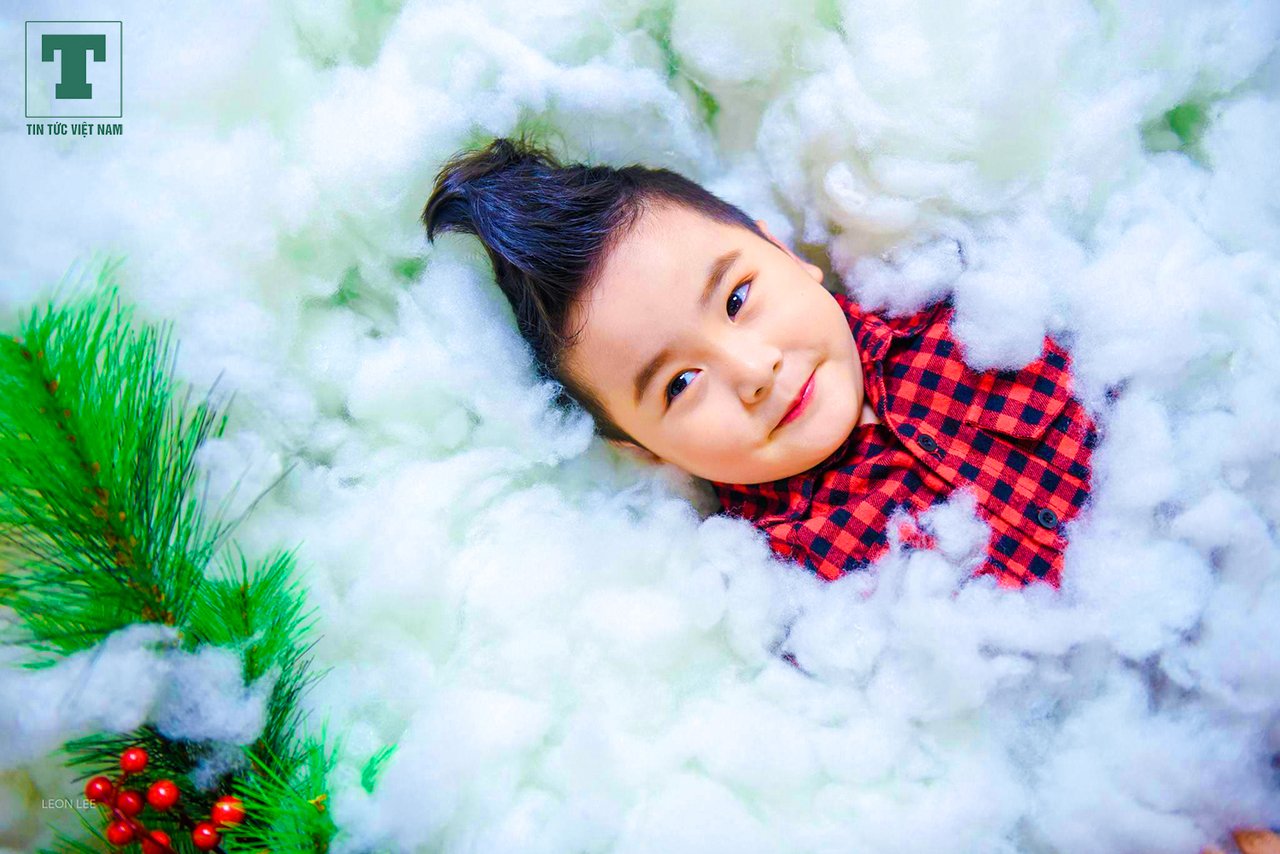 hoa-hau-thuy-tien-cung-dan-mau-nhi-ra-mat-bo-anh-an-tuong-chao-don-mua-noel