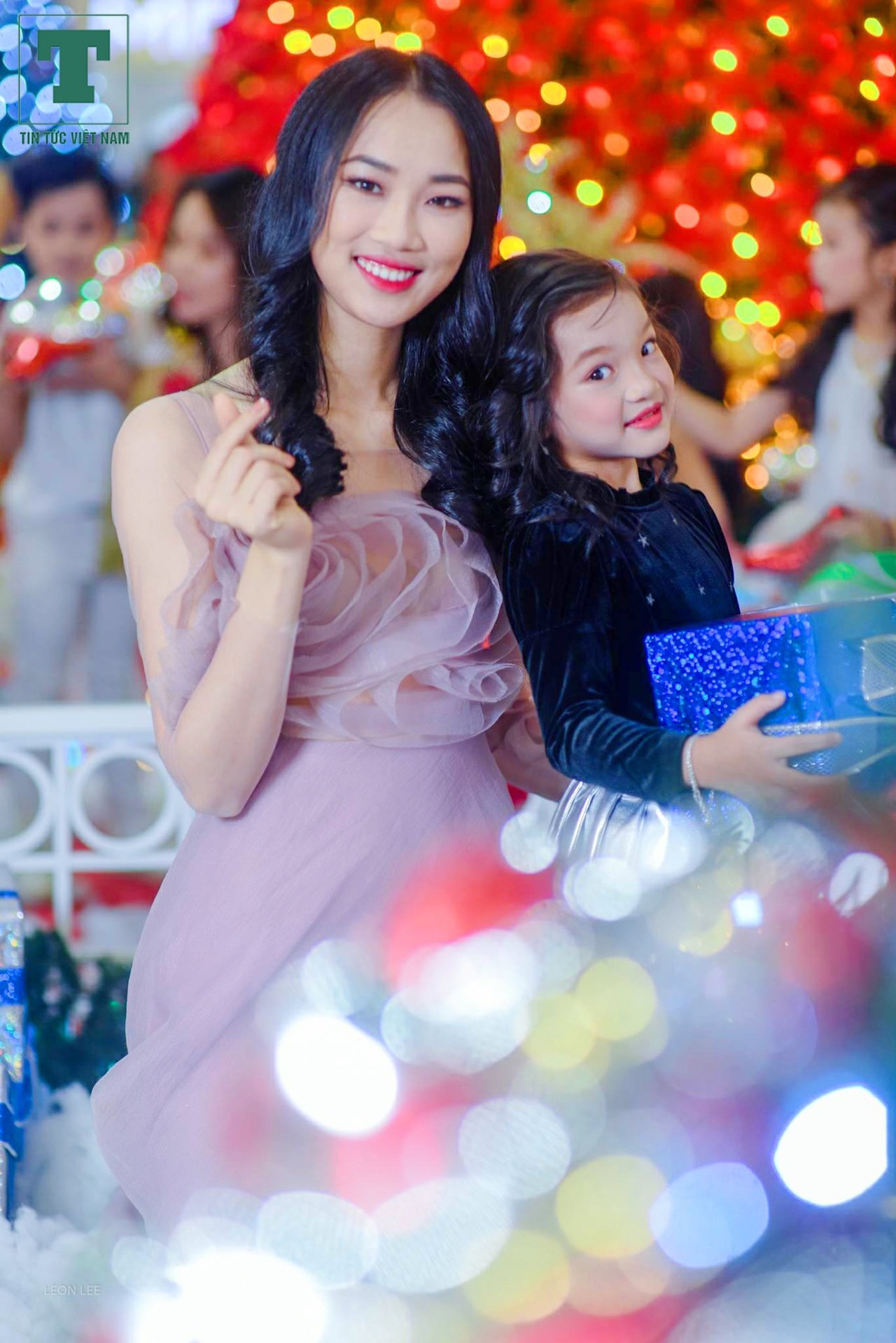 hoa-hau-thuy-tien-cung-dan-mau-nhi-ra-mat-bo-anh-an-tuong-chao-don-mua-noel