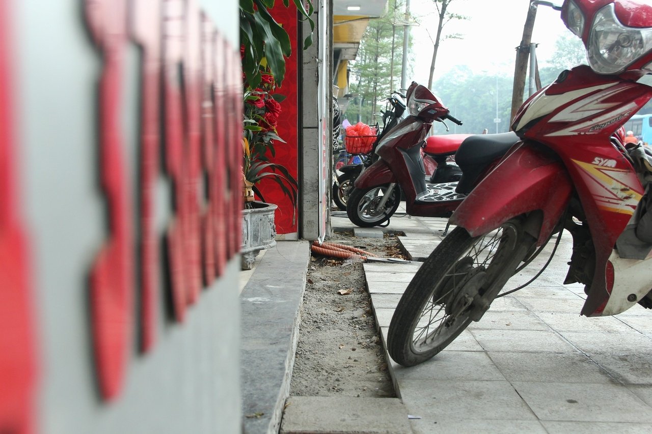 lat-da-via-he-bi-dinh-chi-nguoi-ha-noi-ke-gach-bac-cau-vao-nha