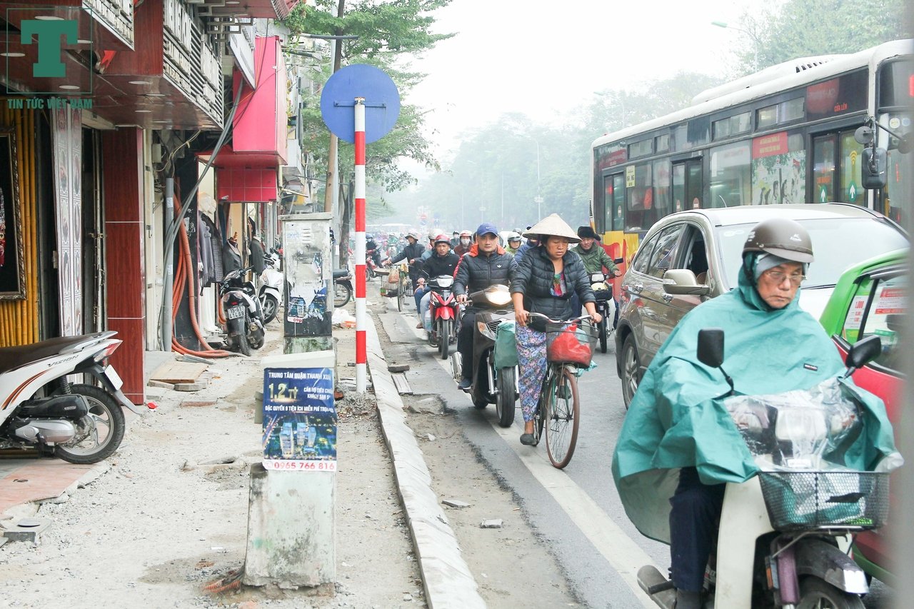 lat-da-via-he-bi-dinh-chi-nguoi-ha-noi-ke-gach-bac-cau-vao-nha